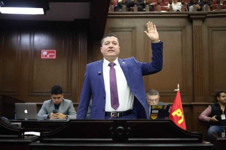 Vicente Gómez propone legislar sobre la violencia digital