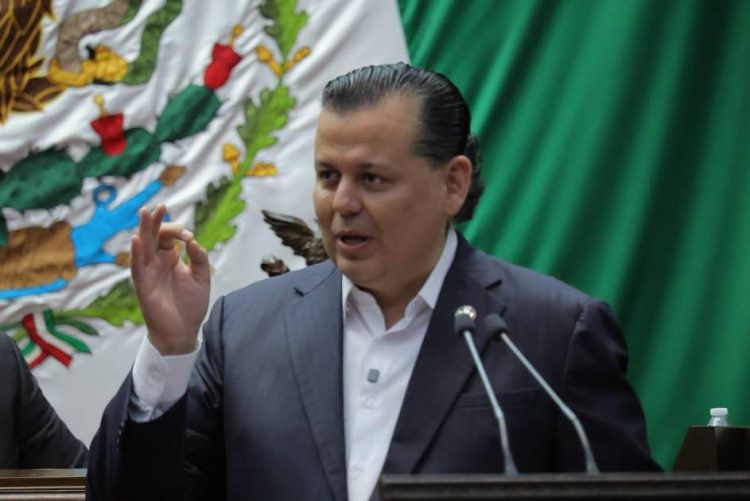 En Michoacán el reclutamiento forzado no es un delito; por eso Memo Valencia propone castigarlo con hasta 40 años de prisión