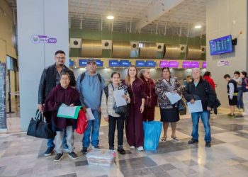 Hasta el aeropuerto de la CDMX acompaña Dayana Pérez Mendoza a familias de Salvador Escalante en el inicio de un esperado reencuentro en EEUU