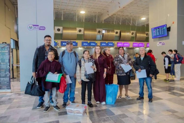 Hasta el aeropuerto de la CDMX acompaña Dayana Pérez Mendoza a familias de Salvador Escalante en el inicio de un esperado reencuentro en EEUU