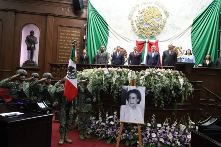 Reconoce Congreso local trayectoria de Amalia Solórzano con letras doradas en recinto legislativo