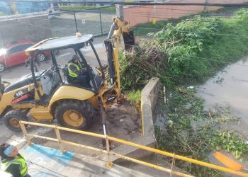 Continúan trabajos de desazolve del Dren Barajas