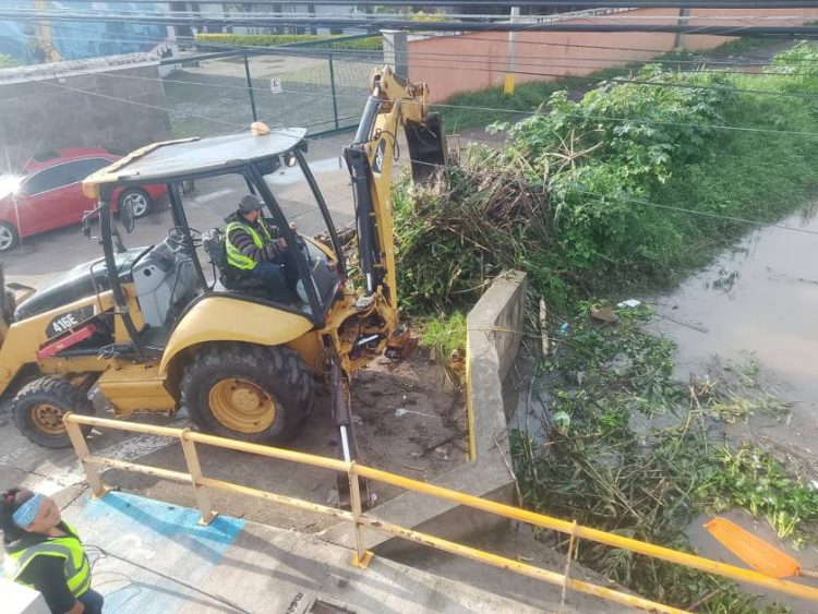 Continúan trabajos de desazolve del Dren Barajas