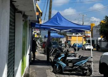 Vecinos de la Fovissste Morelos se quejan por ocupación de la vía pública de comercios que instalaron  toldos y mobiliario sobre calles y banquetas
