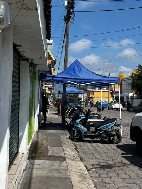 Vecinos de la Fovissste Morelos se quejan por ocupación de la vía pública de comercios que instalaron toldos y mobiliario sobre calles y banquetas