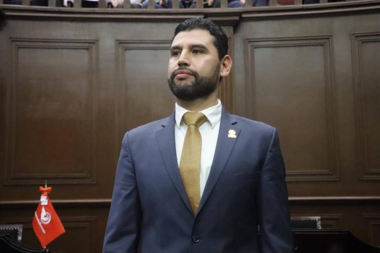 Octavio Ocampo expresa solidaridad con  familias de migrantes michoacanos