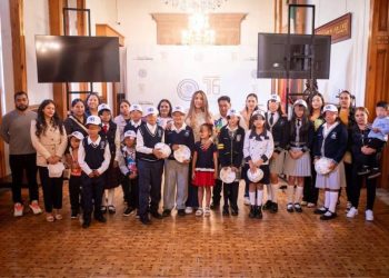 Xóchitl Ruiz recibe a integrantes del Cabildo Infantil de Tzintzuntzan en el Congreso del Estado