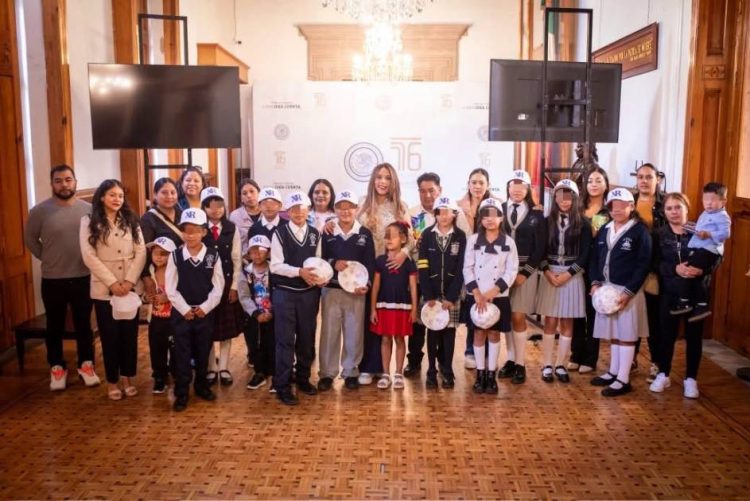 X贸chitl Ruiz recibe a integrantes del Cabildo Infantil de Tzintzuntzan en el Congreso del Estado