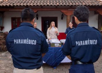 Entrega Dayana Pérez nuevos uniformes al personal de Protección Civil de Salvador Escalante