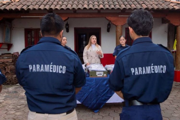 Entrega Dayana Pérez nuevos uniformes al personal de Protección Civil de Salvador Escalante
