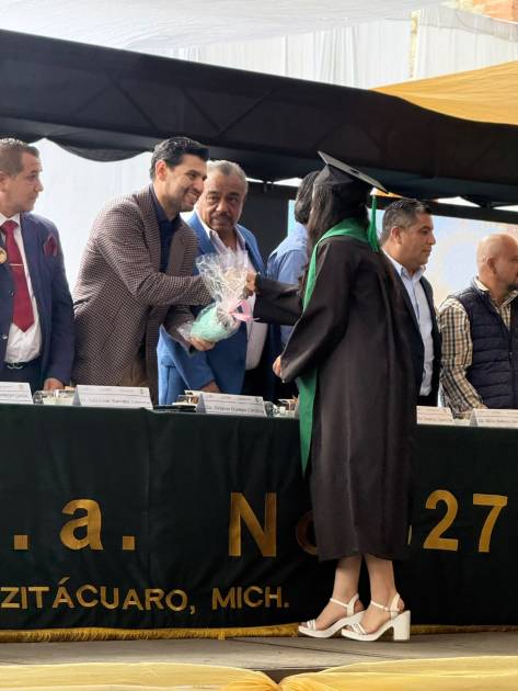 Escuelas de Zitácuaro invitan como padrino de generación a Octavio Ocampo