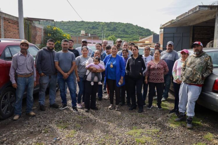 Inaugura Alma Mireya González electrificación en Tzirandangatzio