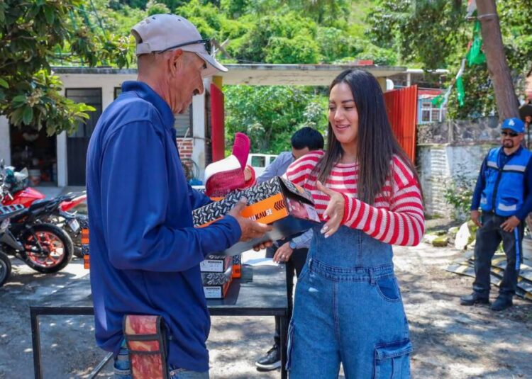 Entrega Mónica Valdez equipo a personal Obras Públicas y mantiene apoyo permanente a las familias de Zacapu