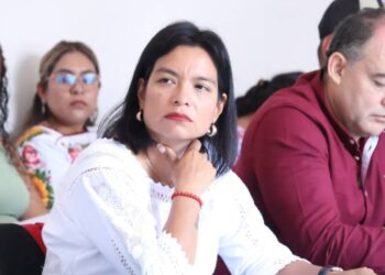 Eréndira Isauro y Conrado Paz, de la Comisión de Derechos Indígenas y Afroamexicanos, se reúnen con integrantes de comunidades del estado