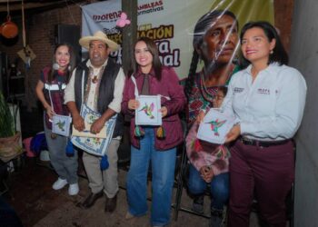 Gladyz Butanda teje comunidad con artesanas de punto de cruz de San Francisco Uricho