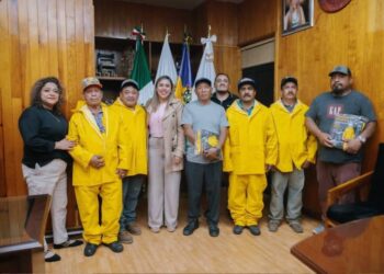 Dayana Pérez fortalece las condiciones laborales del personal de Limpia con entrega de impermeables