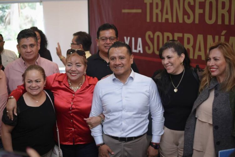 Maestros y jubilados nicolaitas cierran filas con Torres Piña