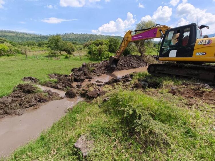 Realiza SCOP trabajos de limpieza en canales pluviales de San Juanito y La Minzita: Rogelio Zarazúa