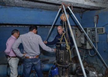 Supervisa Adolfo Torres acciones emergentes para restablecer el servicio en el rebombeo Guillermo Prieto