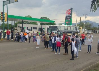 Vecinos de 4 colonias bloquean la avenida Madero Poniente y advierten que habrá más cierres por falta de obras contra inundaciones