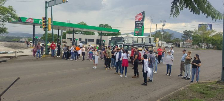 Vecinos de 4 colonias bloquean la avenida Madero Poniente y advierten que habrá más cierres por falta de obras contra inundaciones