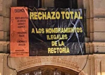 Desaparece manta de protesta colocada en la Facultad de Derecho; surgen cuestionamientos sobre su retiro
