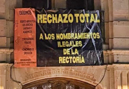 Desaparece manta de protesta colocada en la Facultad de Derecho; surgen cuestionamientos sobre su retiro
