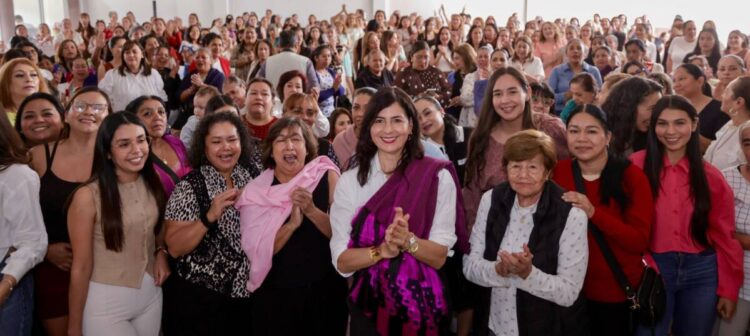 Mujeres de Uruapan arropan a Gaby Molina