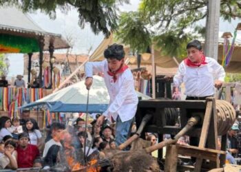Cobre martillado, cultura y tradición reúnen a visitantes en Santa Clara del Cobre
