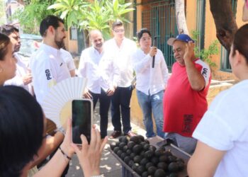 Celebra Octavio Ocampo reactivación de la exportación de aguacate; pero pide garantías permanentes para productores