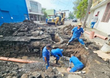 Ooapas atiende colapso en línea sanitaria en la calle Pascual Ortiz Rubio