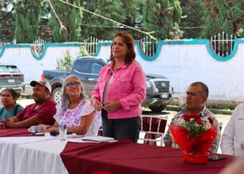 Productores de Nochebuena y Fabiola Alanís unen esfuerzos para fortalecer esta cadena productiva en Michoacán