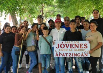 Jóvenes de Apatzingán se suman al cuidado de los espacios públicos con “Adopta un Camellón” que impulsa Fanny Arreola