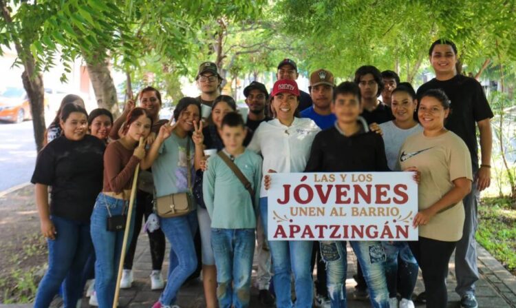 Jóvenes de Apatzingán se suman al cuidado de los espacios públicos con “Adopta un Camellón” que impulsa Fanny Arreola
