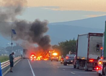 Michoacán amanece con vehículos incendiados  y barricadas en al menos 25 puntos carreteros