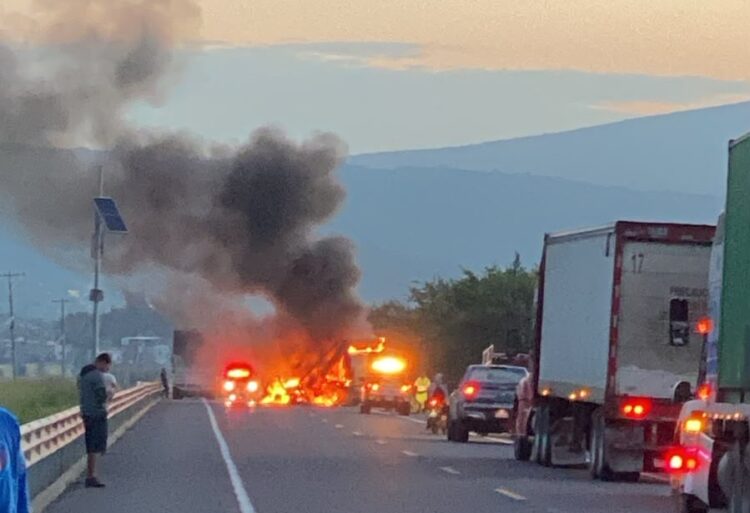 Michoacán amanece con vehículos incendiados  y barricadas en al menos 25 puntos carreteros
