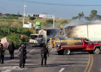 Despliegue policiaco para implementar operativo ante bloqueos carreteros en Michoacán