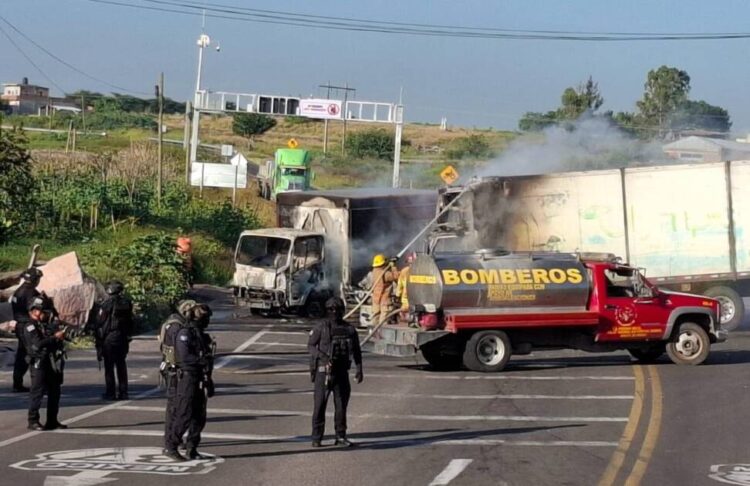 Despliegue policiaco para implementar operativo ante bloqueos carreteros en Michoacán