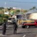 Despliegue policiaco para implementar operativo ante bloqueos carreteros en Michoacán