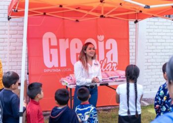 Grecia Aguilar llama a fortalecer la educación y apoyar la economía familiar, al hacer entrega de útiles escolares
