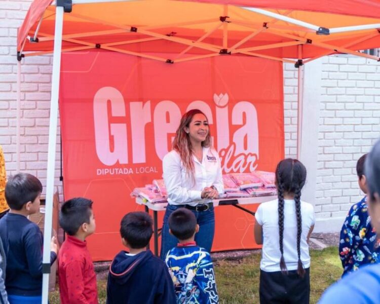 Grecia Aguilar llama a fortalecer la educación y apoyar la economía familiar, al hacer entrega de útiles escolares