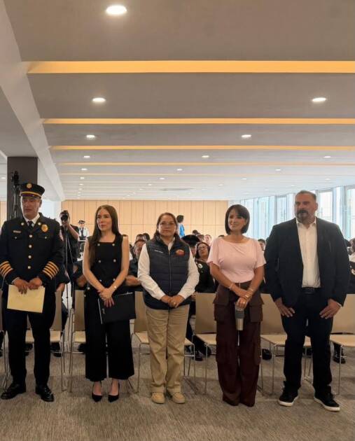 Reconoce Lucila Martínez valor y entrega de bomberos