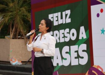 Fanny Arreola Pichardo da inicio al ciclo escolar en Apatzingán y entrega apoyos a estudiantes, convoca a cerrar filas por la educación