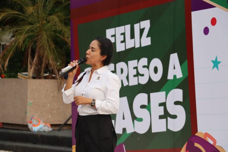 Fanny Arreola Pichardo da inicio al ciclo escolar en Apatzingán y entrega apoyos a estudiantes, convoca a cerrar filas por la educación