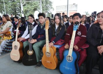 Impulso al programa “México canta”, con la entrega de más de 10 mil guitarras de Paracho a secundarias de Michoacán
