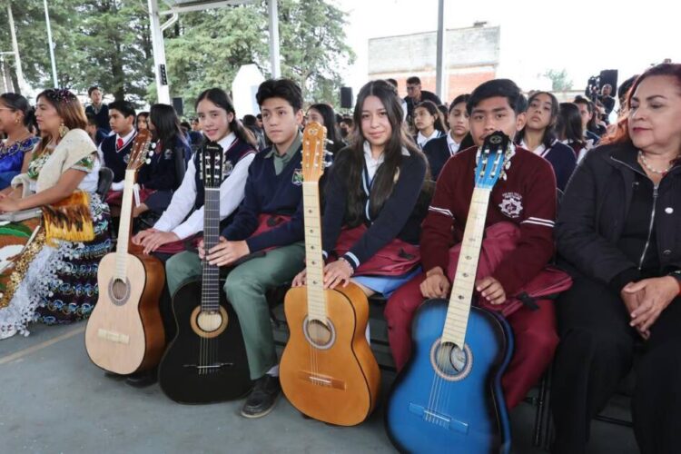 Impulso al programa “México canta”, con la entrega de más de 10 mil guitarras de Paracho a secundarias de Michoacán
