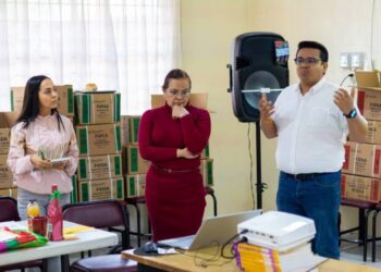 Toño Carreño cumple compromiso de acercar temas de salud emocional a escuelas de Morelia