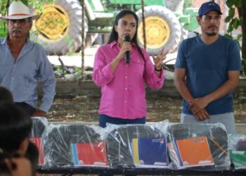 Fanny Arreola fortalece apoyo a estudiantes con entrega de más de 300 kits escolares