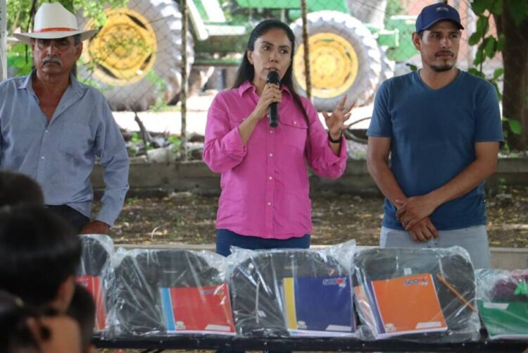 Fanny Arreola fortalece apoyo a estudiantes con entrega de más de 300 kits escolares