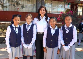 Gaby Molina reconoce a la comunidad educativa